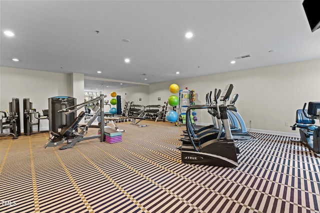 exercise room featuring carpet, baseboards, visible vents, and recessed lighting