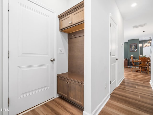 mudroom with a chandelier, recessed lighting, visible vents, baseboards, and light wood-style floors