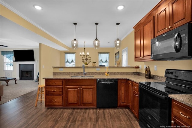 kitchen featuring crown molding, open floor plan, a sink, a peninsula, and black appliances