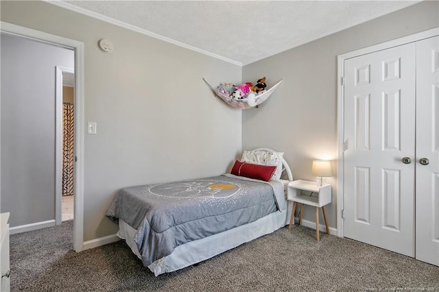 bedroom with carpet, a textured ceiling, and baseboards