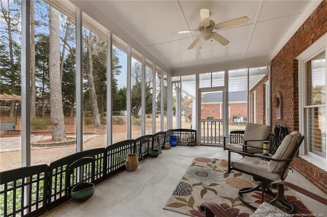 sunroom with ceiling fan