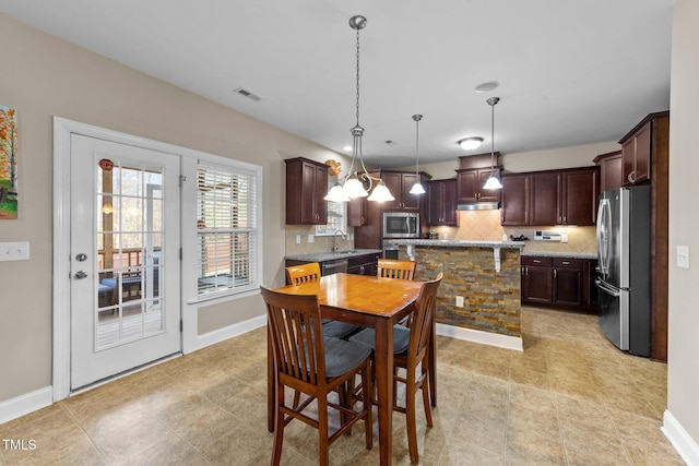 dining space featuring visible vents and baseboards