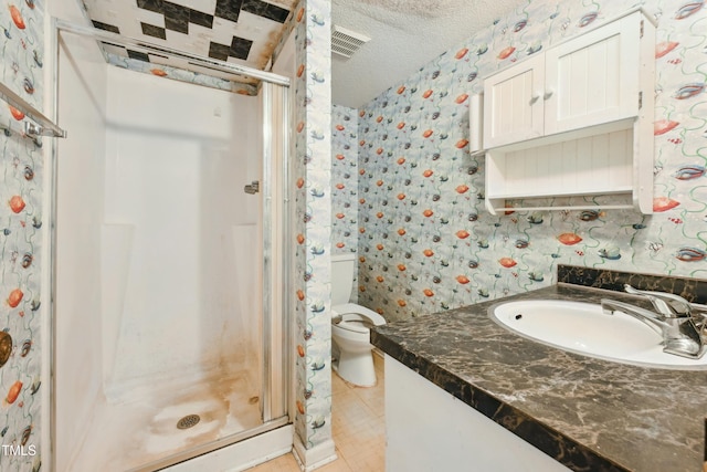 bathroom with a textured ceiling, toilet, visible vents, a stall shower, and wallpapered walls