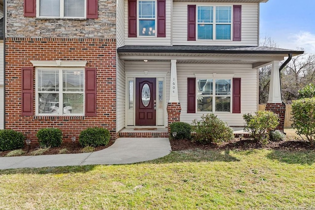 view of front facade featuring brick siding and a front yard