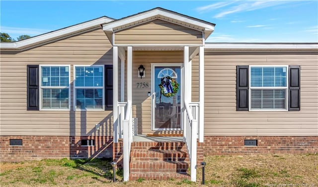 entrance to property with crawl space