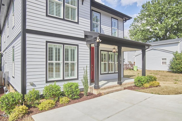 entrance to property featuring covered porch