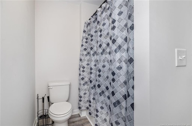 full bathroom with toilet, baseboards, wood finished floors, and a shower with shower curtain