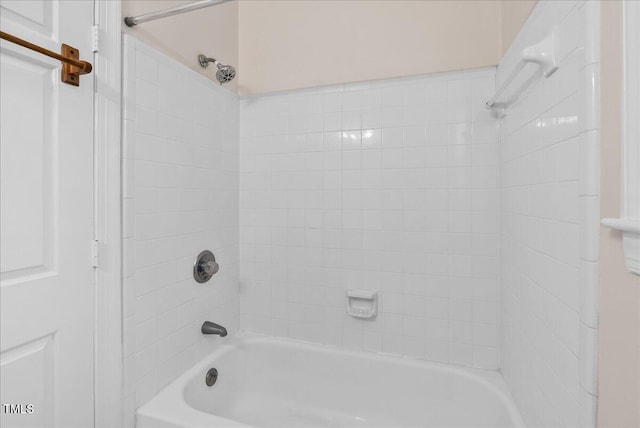 bathroom with bathtub / shower combination