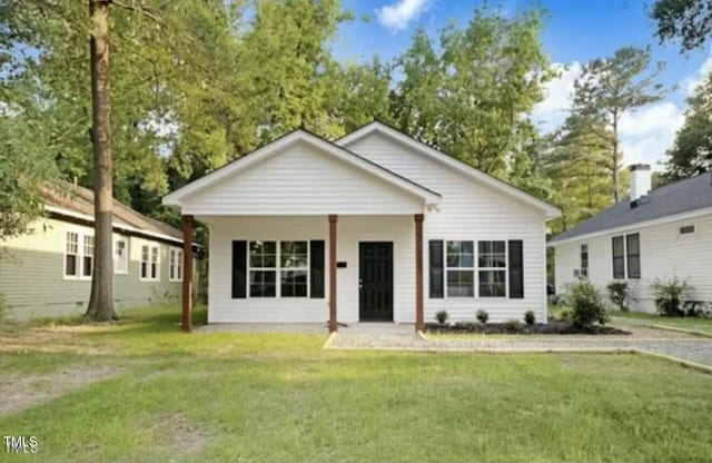 view of front of property featuring covered porch and a front lawn