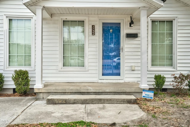 property entrance featuring crawl space