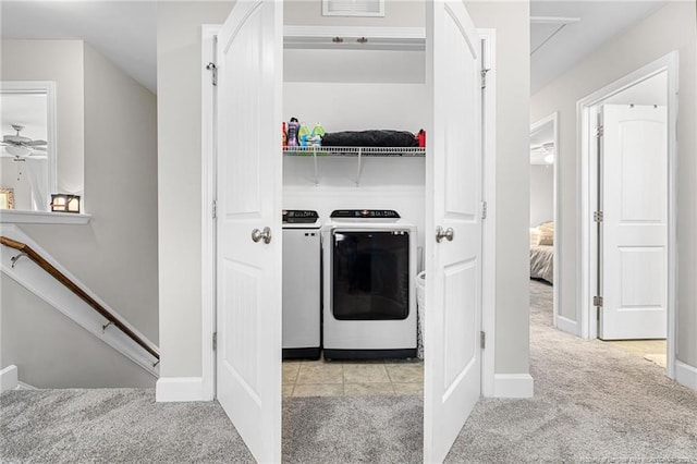 kitchen with carpet floors, ceiling fan, visible vents, and independent washer and dryer