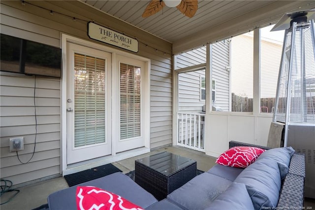 sunroom with a ceiling fan