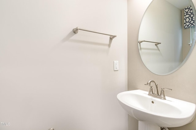 bathroom featuring a sink