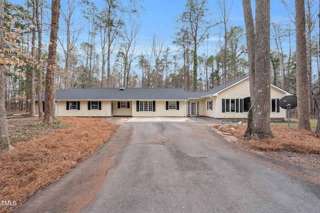 ranch-style house featuring driveway