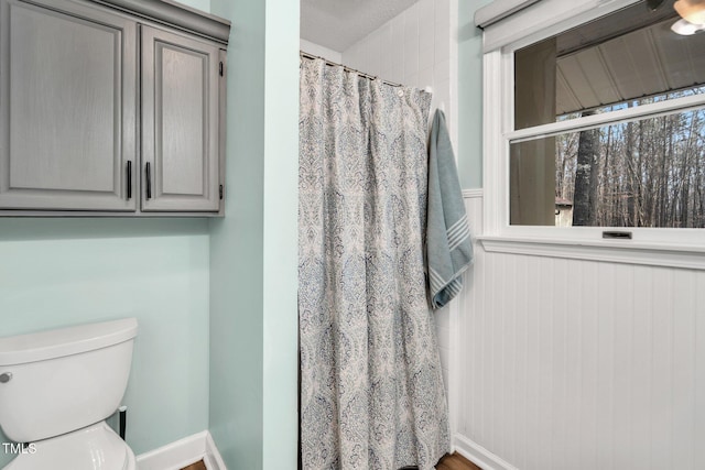 full bath featuring curtained shower and toilet