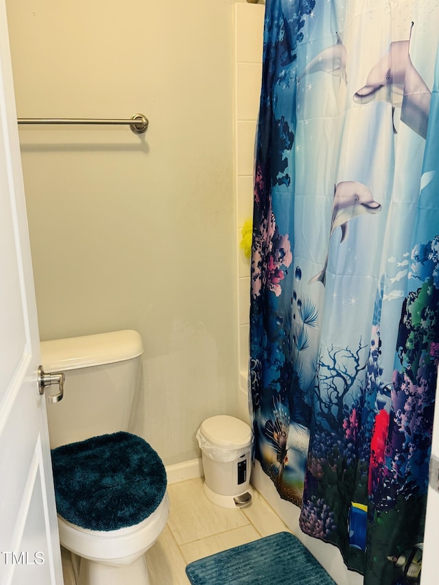 full bath featuring baseboards, curtained shower, toilet, and tile patterned floors