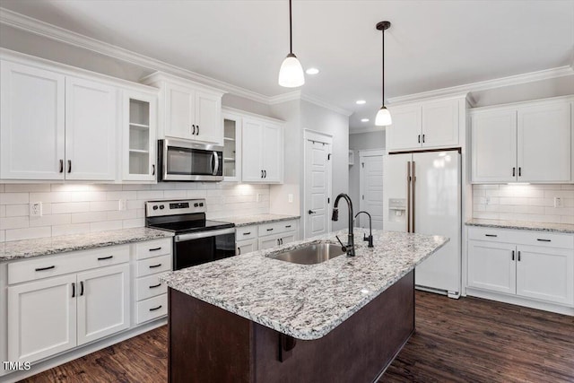 kitchen featuring stainless steel appliances, a sink, dark wood finished floors, and crown molding