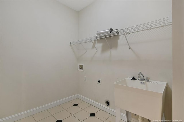 washroom with washer hookup, hookup for an electric dryer, a sink, laundry area, and baseboards