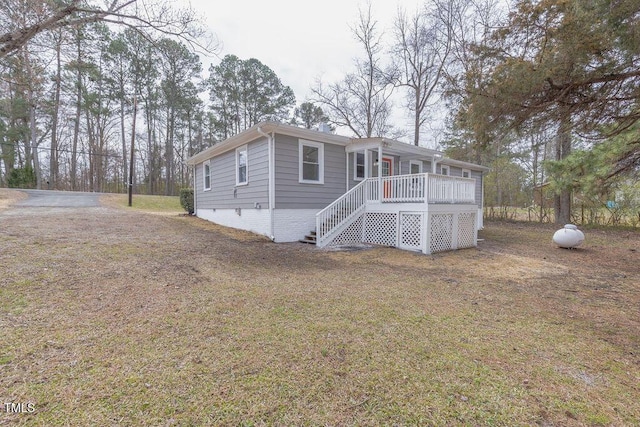 view of front of property with driveway and a front yard