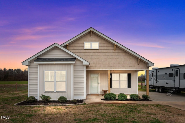 view of front of house featuring driveway and a front lawn