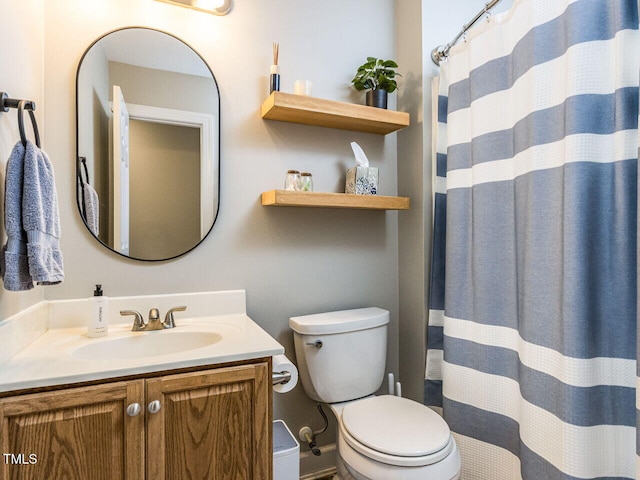 full bath featuring vanity, toilet, and a shower with curtain