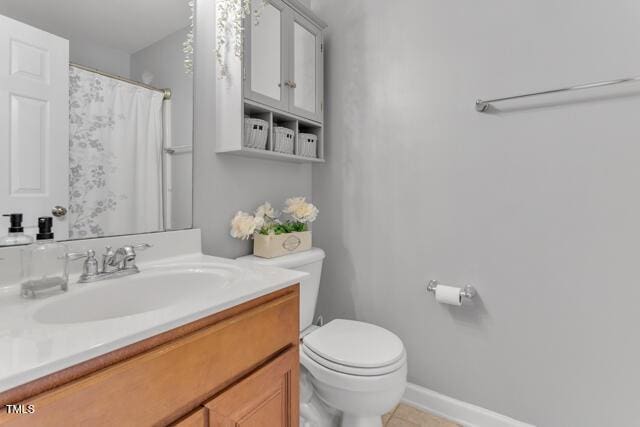 full bathroom with curtained shower, vanity, toilet, and baseboards