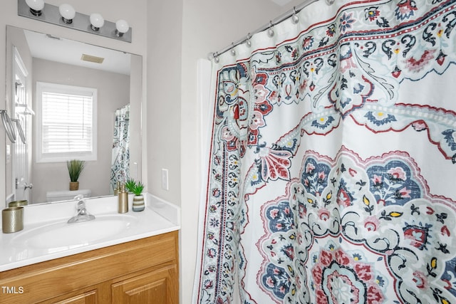 full bathroom featuring visible vents, toilet, vanity, and a shower with curtain