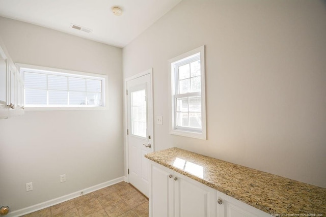 entryway featuring visible vents and baseboards