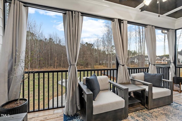 sunroom / solarium featuring a ceiling fan