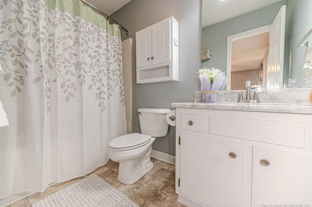 full bath with toilet, baseboards, a shower with shower curtain, and vanity