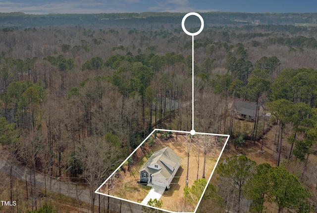 birds eye view of property featuring a forest view