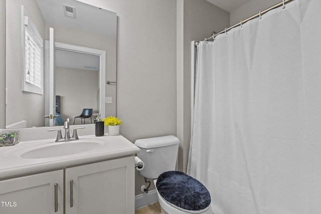 full bath with vanity, curtained shower, toilet, and visible vents