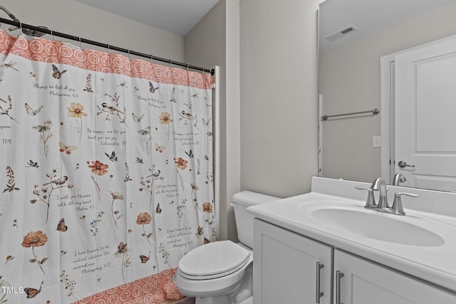 full bath featuring visible vents, curtained shower, toilet, and vanity