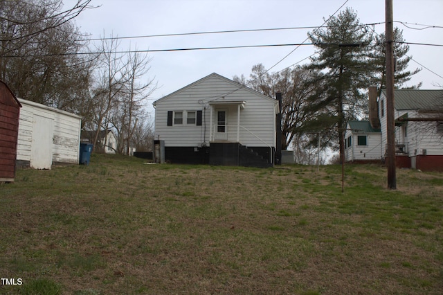 view of front of property with a front lawn