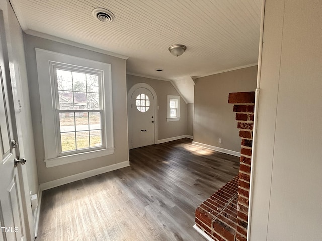 entryway with baseboards, wood finished floors, visible vents, and crown molding