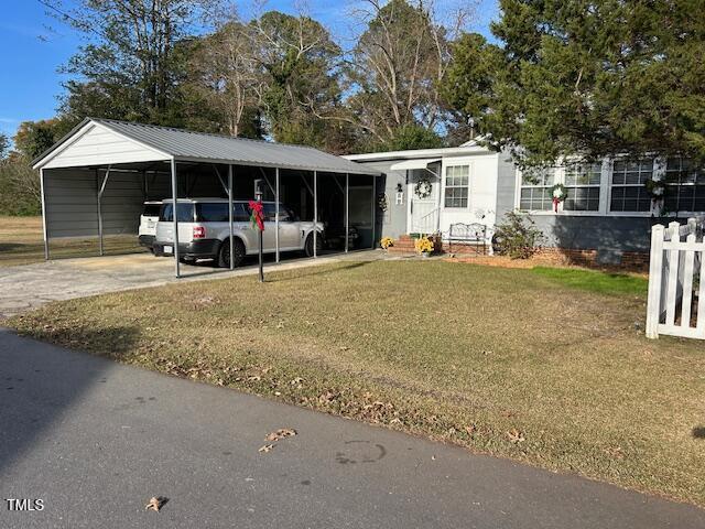 view of front of home featuring a front lawn and concrete driveway