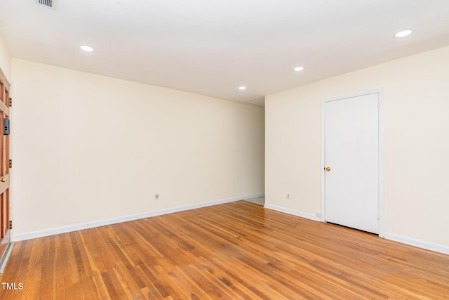 spare room featuring visible vents, light wood-style flooring, recessed lighting, and baseboards