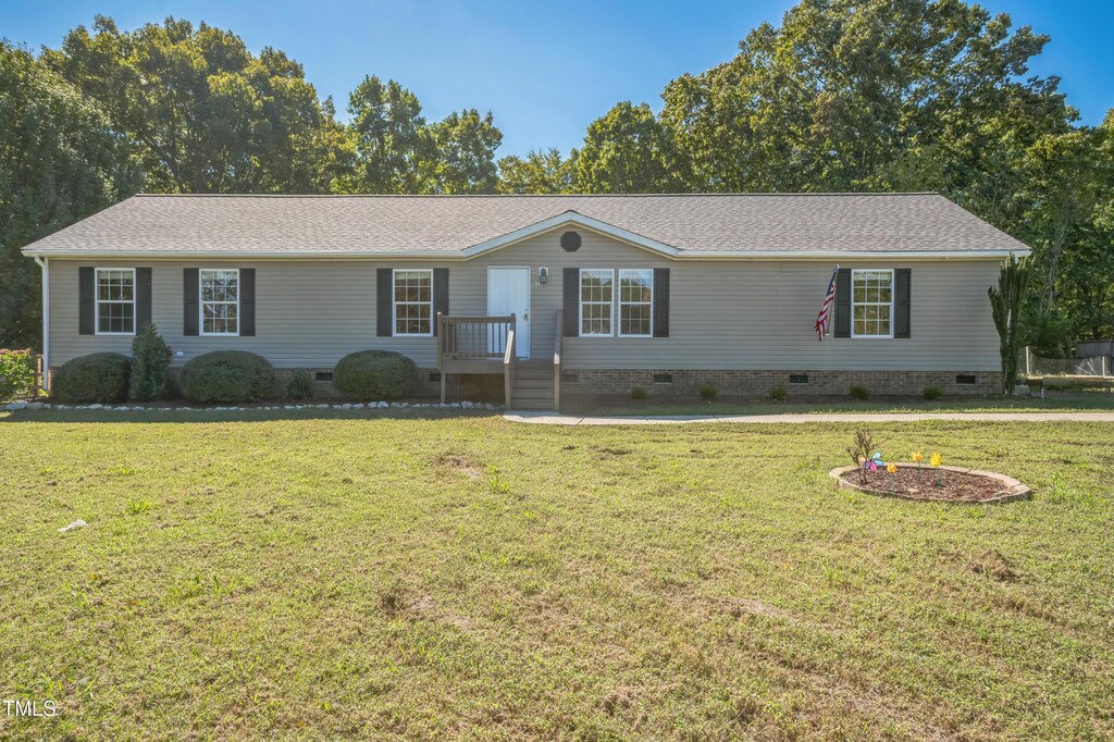 single story home with crawl space and a front lawn