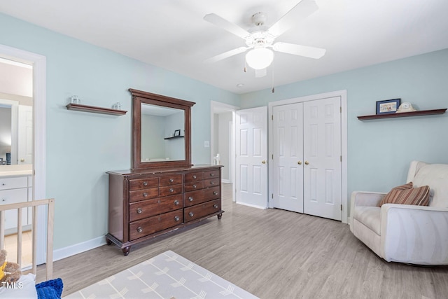 living area featuring a ceiling fan, baseboards, and wood finished floors