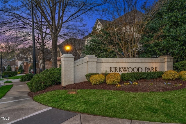 community / neighborhood sign featuring a lawn