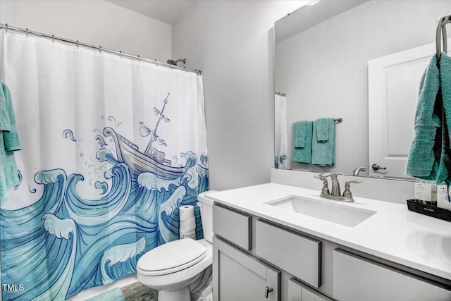 full bathroom featuring a shower with curtain, toilet, and vanity