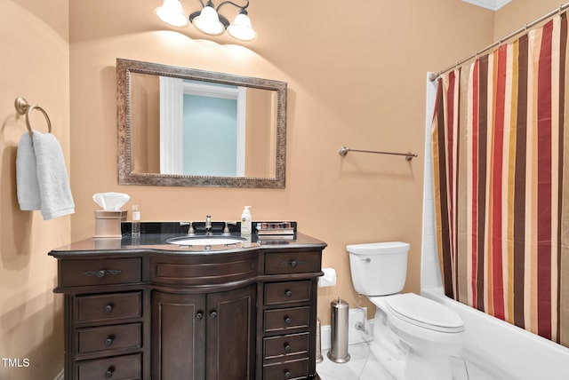 full bathroom featuring shower / tub combo with curtain, toilet, vanity, and baseboards