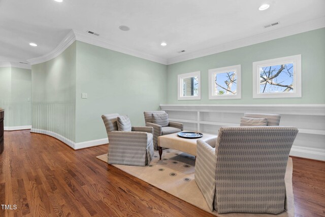 living area featuring recessed lighting, wood finished floors, visible vents, and baseboards