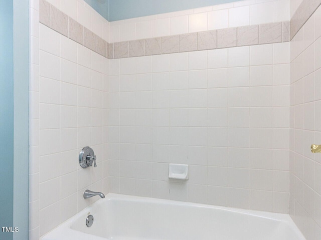 bathroom with bathtub / shower combination