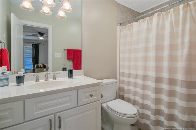 full bath with a ceiling fan, toilet, vanity, and a shower with curtain