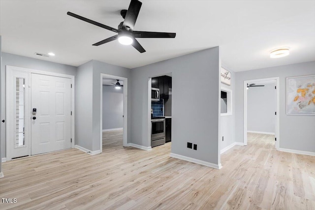 entryway featuring visible vents, baseboards, light wood-style floors, and ceiling fan