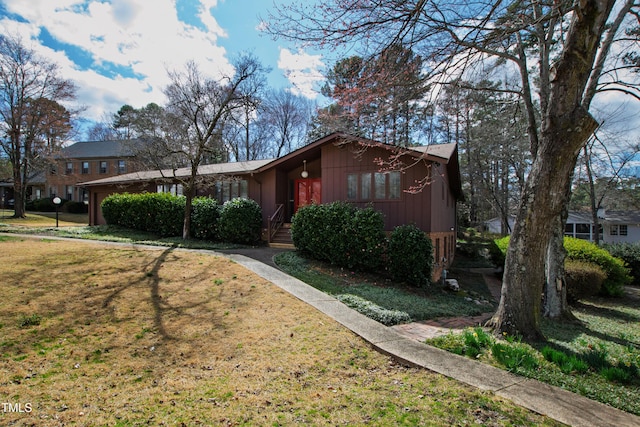 view of front of property with a front yard