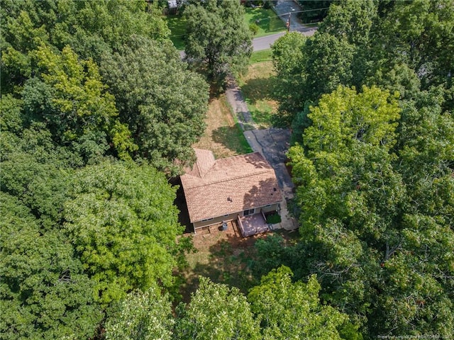 birds eye view of property featuring a wooded view