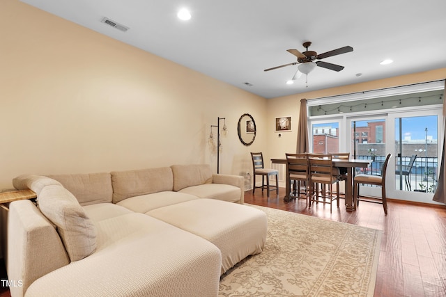 living room with wood finished floors, baseboards, visible vents, recessed lighting, and ceiling fan