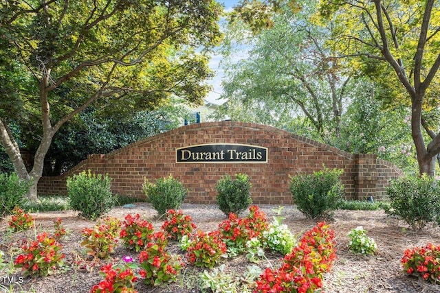 view of community / neighborhood sign